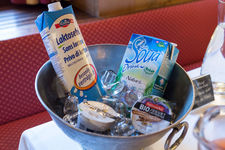 Laktosefreie Milch und Sojamilch auf dem Buffet im Bernerhof Gstaad
